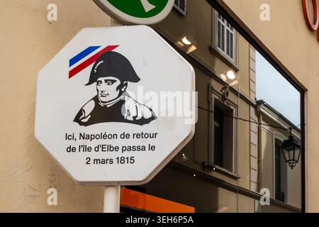 Cannes, Frankreich, 12. April 2026 Ein historisches Straßenschild in Cannes erinnert an die historische Rückkehr von Kaiser Napoleon Bonaparte von der Insel Elba in Stockfoto