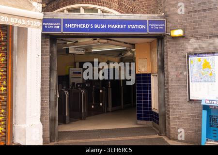 LONDON – 10. APRIL 2026: UXBRIDGE ROAD SHEEPHERDS BUSH – SHEPHERDS BUSH Market Station Eingang Hammersmith und City Line Stockfoto
