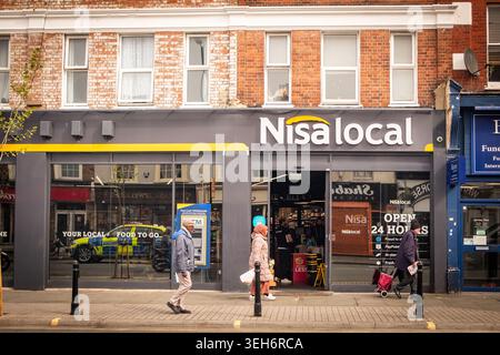 LONDON – 10. APRIL 2026: UXBRIDGE ROAD SHEEPHERDS BUSH – Nisa Local Convenience Store High Street Stockfoto