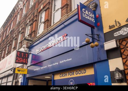LONDON – 10. APRIL 2026: UXBRIDGE ROAD SHEEPHERDS BUSH – H&T Pfandmakler Bargeld für Gold und Kredite Stockfoto