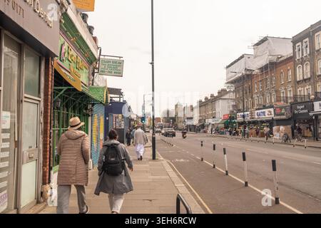 LONDON – 10. APRIL 2026: UXBRIDGE ROAD SHEEPHERDS BUSH – High Street mit thailändischem Restaurant und gemischten Geschäften Stockfoto