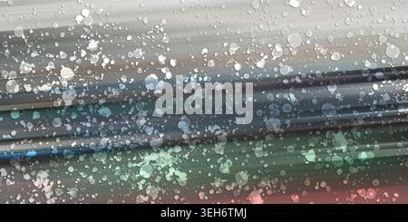 Ein abstraktes digitales Bild mit dunklen, gedämpften horizontalen Linien und Streifen, im Kontrast zu einer Schicht aus verstreuten, lichtdurchlässigen weißen Bokeh-Partikeln. Stockfoto