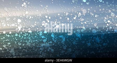 Ein abstraktes digitales Kunstwerk mit verlaufendem Hintergrund, der von hellblau zu tiefem Marineblau überlagert wird, überlagert mit verstreuten weißen und blauen Farben Stockfoto