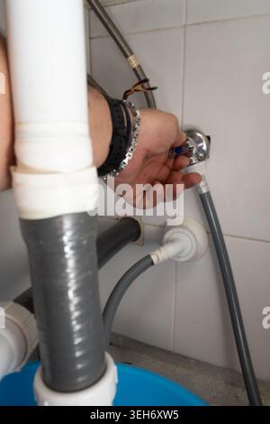 Handdrehventil des Klempners für den Rohranschluss unter einem Küchenspüle Stockfoto