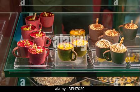 Heiße Schokoladengetränke mit Schlagsahne und Waffelstab in einer Vitrine Stockfoto