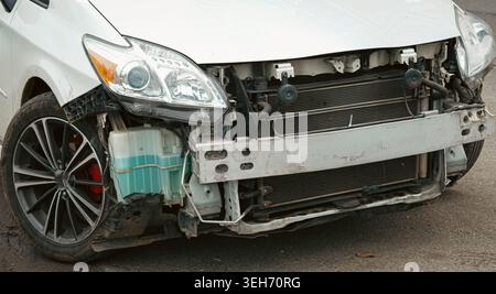 Vorderansicht eines beschädigten weißen Autos nach einem Verkehrsunfall Stockfoto