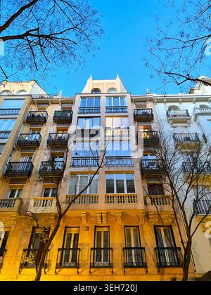 Fassade des Hauses, Blick auf die Nacht. Lagasca Straße, Madrid, Spanien. Stockfoto