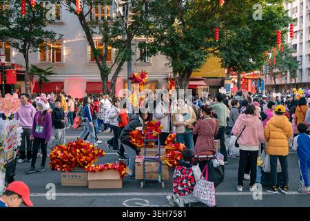 Menschenmassen besuchen den festlichen Haizhu Blumenmarkt entlang des Perlflusses am Silvestermond in Guangzhou, Guangdong, China Stockfoto