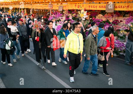 Menschenmassen besuchen den festlichen Haizhu Blumenmarkt entlang des Perlflusses am Silvestermond in Guangzhou, Guangdong, China Stockfoto