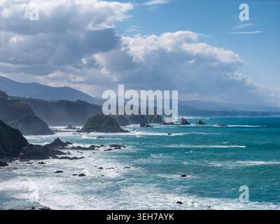 Aus der Vogelperspektive der wunderschönen kantabrischen Küste in Asturien, Nordspanien Stockfoto