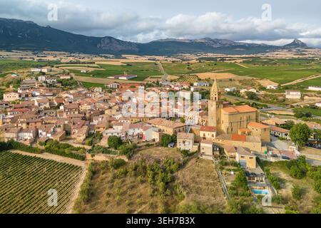 Blick aus der Vogelperspektive auf die mittelalterliche Stadt Elciego und die Weinberge von Rioja Alavesa Stockfoto