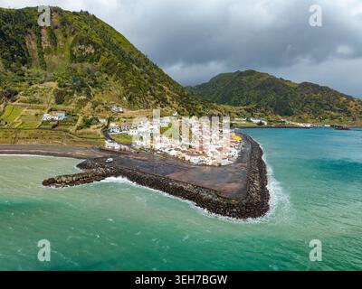 Blick aus der Vogelperspektive auf Ribeira Quente Coastal Village Stockfoto