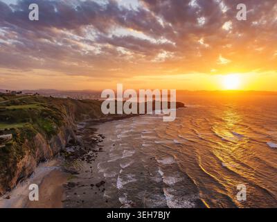 Blick auf die Gijon Klippen und die Atlantikküste aus der Luft Stockfoto