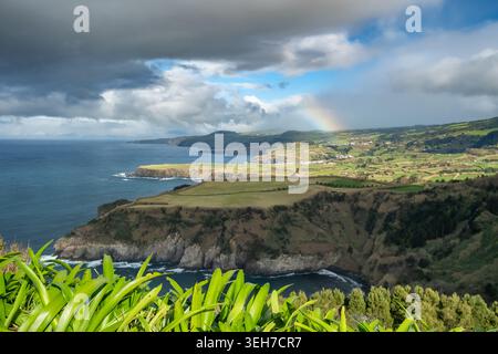 Regenbogen über grünen Weiden und Atlantikklippen, Sao Miguel Island, Azoren Stockfoto