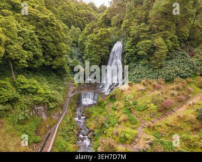 Blick aus der Vogelperspektive auf den Wasserfall Cascata da Ribeira dos Caldeiroes Stockfoto