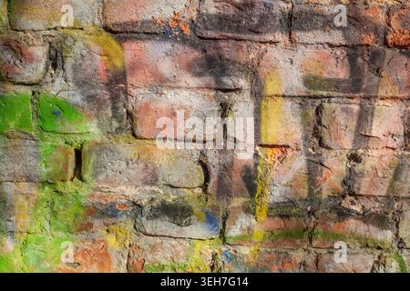 Bunt bemalte alte Backsteinmauer, Deutschland Stockfoto