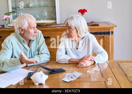 Altersvorsorge und finanzielle Absicherung Schlüsselkonzepte sind Senior, Altersvorsorge, finanzielle Absicherung, Vermögensverwaltung, Erbschaft, langfristige Sicherheit und finanzielle Beratung. Stockfoto