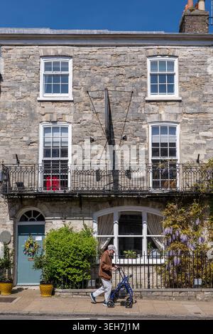 Stone Townhouse mit älteren Fußgängern Stockfoto