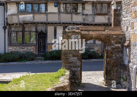 Altes Holzhaus mit Steinbogen Stockfoto