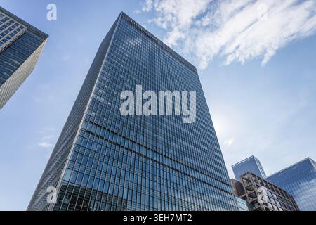 Moderner Glashochhaus, der sich in einen blauen Himmel erhebt. London, UK, 14. Mai 2023 Stockfoto