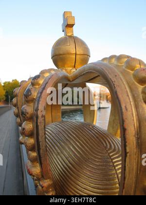 Stockholm, Schweden – 07.06.2009: Blick durch die Bögen der goldenen Krone auf dem Geländer von Skeppsholmsbron in Richtung af Chapman Stockfoto