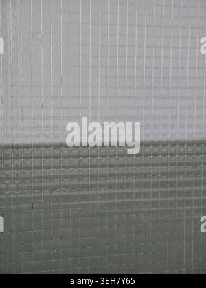 Vertikales Strukturiertes Glas Mit Grünem Band, Innenteiler-Stimmung, Schmale Verkleidung, Gedämpfte Palette, Dezent Stockfoto