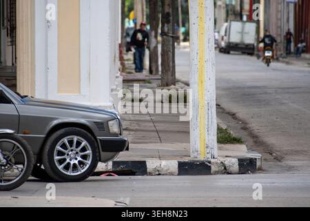CIEGO DE Ávila, KUBA – 28. April 2026: Ein Bus fährt entlang der Marcial-Gómez-Straße. Stockfoto