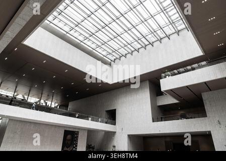 Shanghai, China - 2. Mai 2026: Modernes Atrium im Inneren des Shanghai Museums mit minimalistischer monumentaler Steinarchitektur Stockfoto