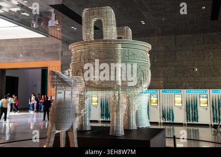 Shanghai, China - 2. Mai 2026: Modernes Atrium im Inneren des Shanghai Museums mit minimalistischer monumentaler Steinarchitektur und geometrischem Stil Stockfoto