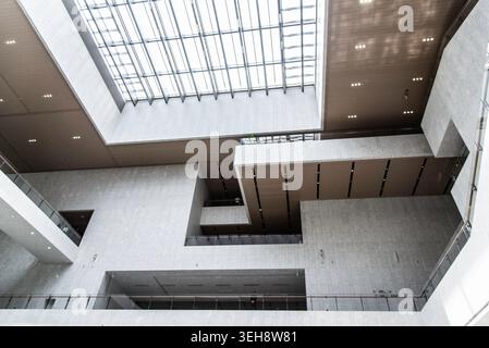 Shanghai, China - 2. Mai 2026: Modernes Atrium im Inneren des Shanghai Museums mit minimalistischer monumentaler Steinarchitektur und geometrischem Stil Stockfoto
