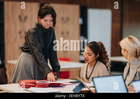 Geschäftskollegen diskutieren Dokumente bei einer gemeinsamen Bürositzung am Tisch Stockfoto