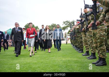 Als Präsident der Commonwealth war Graves Commission (CWGC) kam die Prinzessin Royal zum 85. Jahrestag der Schlacht von Kreta auf dem Souda Bay Cemetery auf Kreta als Teil des königlichen Besuchs in Griechenland an. Bilddatum: Samstag, 23. Mai 2026. Stockfoto