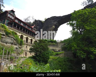 Das majestätische Pravcice Tor, der größte natürliche Sandsteinbogen Europas, die Böhmische Schweiz. . Historisches Steingebäude und neben einem dramatischen natura Stockfoto