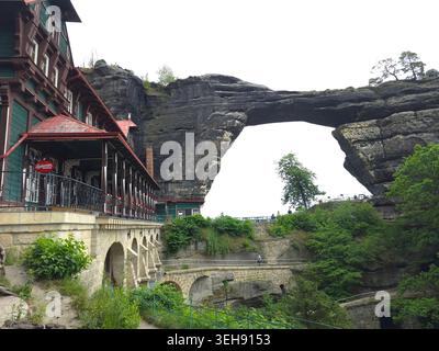 Das majestätische Pravcice Tor, der größte natürliche Sandsteinbogen Europas, die Böhmische Schweiz. Historische Steinbogenbrücke über das üppige Tal neben einem Stockfoto