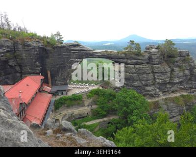 Das majestätische Pravcice Tor, der größte natürliche Sandsteinbogen Europas, die Böhmische Schweiz. Felsiger Natursteinbogen mit rotem Dach Stockfoto