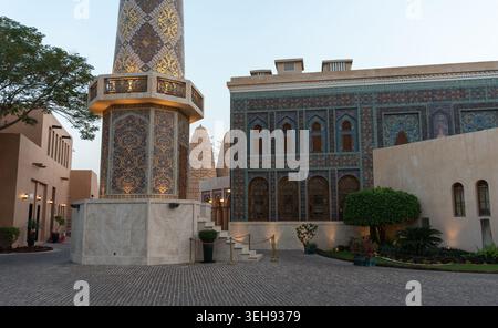 Katara Cultural Village, Doha, Katar - 23. Dezember 2025: Außenansicht der Katara Moschee in Doha mit einem atemberaubenden Mosaik-Minarett. Stockfoto