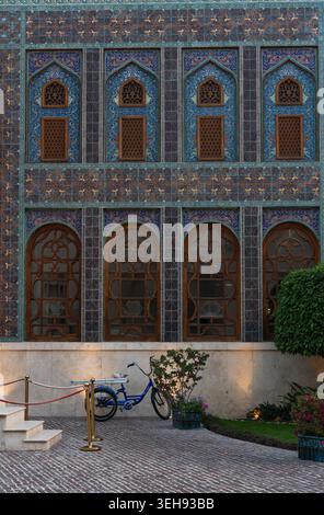 Katara Cultural Village, Doha, Katar - 23. Dezember 2025: Eine vertikale Komposition, die sich auf die blaue Mosaikfassade mit bogenförmigen Holzfenstern konzentriert. Stockfoto