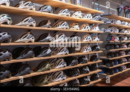 Salzburg, Österreich, 05.16.2026 Bike Shop Display mit Schutzausrüstung zum Radfahren. Einzelhandel, Auswahl von Sportartikeln und Vorbereitung auf Stockfoto