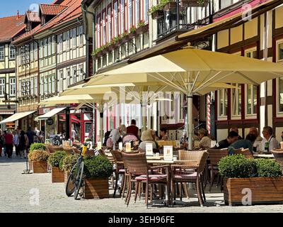 23.05.2026 Blick in die Innenstadt von Wernigerode im Landkreis Harz in Sachsen-Anhalt. Hier flannieren Touristen und Gäste der bunten Stadt an Geschäfte vorbei und fotografieren Sehenswürdigkeiten und Fachwerkhäuser. Der Außengastromie bescherte das angenehme und schnelle hochsommerliche Wetter vieler Besucher. Denn auch im Harz zeigt sich am heutigen Sonntag das Wetter von seiner besten Seite. Die Stadt war gut besucht. Wernigerode Sachsen-Anhalt Deutschland *** 23 05 2026 Blick auf die Innenstadt von Wernigerode im Landkreis Harz in Sachsen Anhalt hier Touristen und Gäste der bunten Stockfoto