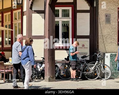 23.05.2026 Blick in die Innenstadt von Wernigerode im Landkreis Harz in Sachsen-Anhalt. Hier flannieren Touristen und Gäste der bunten Stadt an Geschäfte vorbei und fotografieren Sehenswürdigkeiten und Fachwerkhäuser. Der Außengastromie bescherte das angenehme und schnelle hochsommerliche Wetter vieler Besucher. Denn auch im Harz zeigt sich am heutigen Sonntag das Wetter von seiner besten Seite. Die Stadt war gut besucht. Wernigerode Sachsen-Anhalt Deutschland *** 23 05 2026 Blick auf die Innenstadt von Wernigerode im Landkreis Harz in Sachsen Anhalt hier Touristen und Gäste der bunten Stockfoto