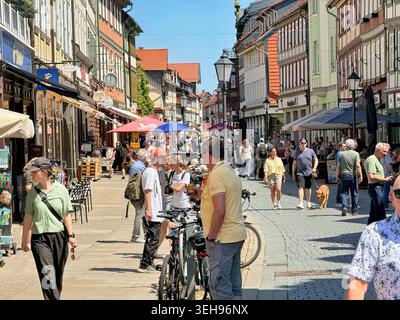 23.05.2026 Blick in die Innenstadt von Wernigerode im Landkreis Harz in Sachsen-Anhalt. Hier flannieren Touristen und Gäste der bunten Stadt an Geschäfte vorbei und fotografieren Sehenswürdigkeiten und Fachwerkhäuser. Der Außengastromie bescherte das angenehme und schnelle hochsommerliche Wetter vieler Besucher. Denn auch im Harz zeigt sich am heutigen Sonntag das Wetter von seiner besten Seite. Die Stadt war gut besucht. Wernigerode Sachsen-Anhalt Deutschland *** 23 05 2026 Blick auf die Innenstadt von Wernigerode im Landkreis Harz in Sachsen Anhalt hier Touristen und Gäste der bunten Stockfoto