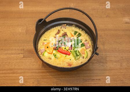 Ein köstliches philippinisches Curryrezept in einer Metallschale Stockfoto