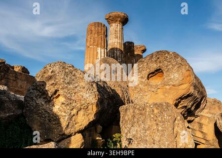 Tempel des Herakles, 500 v. Chr., peripteraler dorischer Stil, Tal der Tempel, archäologische Stätte (Valle dei Templi), Agrigento, Sizilien, Italien. Stockfoto