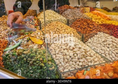 Kairo, Ägypten - 26. Januar 2026: Verkauf von getrockneten Früchten und Nüssen im Khan el-Khalili Basar, Kairo, Ägypten Stockfoto