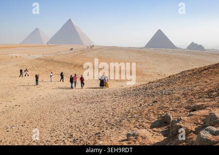 Gizeh, Ägypten - 25. Januar 2026: Touristen sehen die Pyramiden von Cheops und Chephren, UNESCO-Weltkulturerbe, Gizeh-Plateau, Kairo, Ägypten Stockfoto