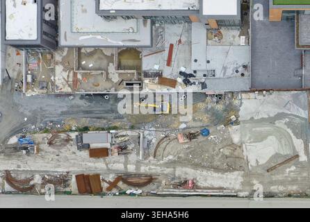 Luftaufnahme einer aktiven Baustelle mit Baggern, Fundamenten und Stapeln von Baumaterialien Sariyer, Istanbul, Turkiye Stockfoto