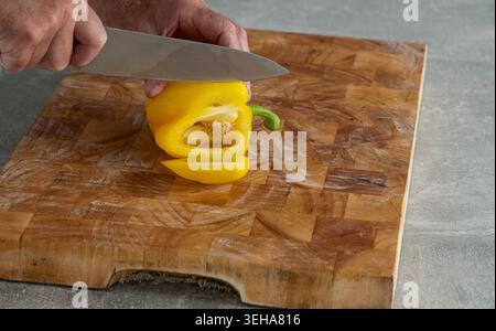 Pfeffer auf der Arbeitsplatte hacken. Stockfoto