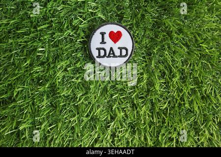 I love Dad Patch auf grünem Grashintergrund mit Kopierraum, der Vatertag Wertschätzung Familienbindung und Pflege symbolisiert. Stockfoto