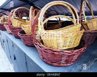 korbkörbe für Obst und Gemüse im Schaufenster zum Verkauf Stockfoto