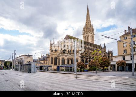 Blick auf die prächtige Kirche Saint-Pierre in Caen, Normandie. Die gotische und Renaissance-Architektur der Kirche erhebt sich über einem modernen Platz mit Stockfoto
